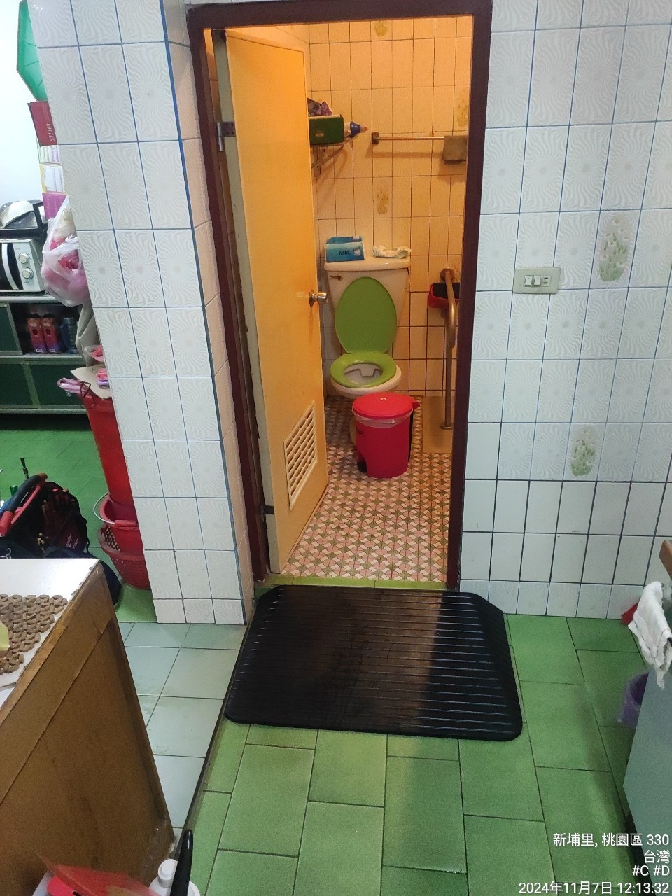 浴室前新增橡膠斜坡板